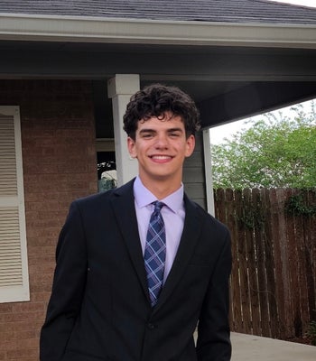 Portrait of Roland Gonzalez, REALTOR®.